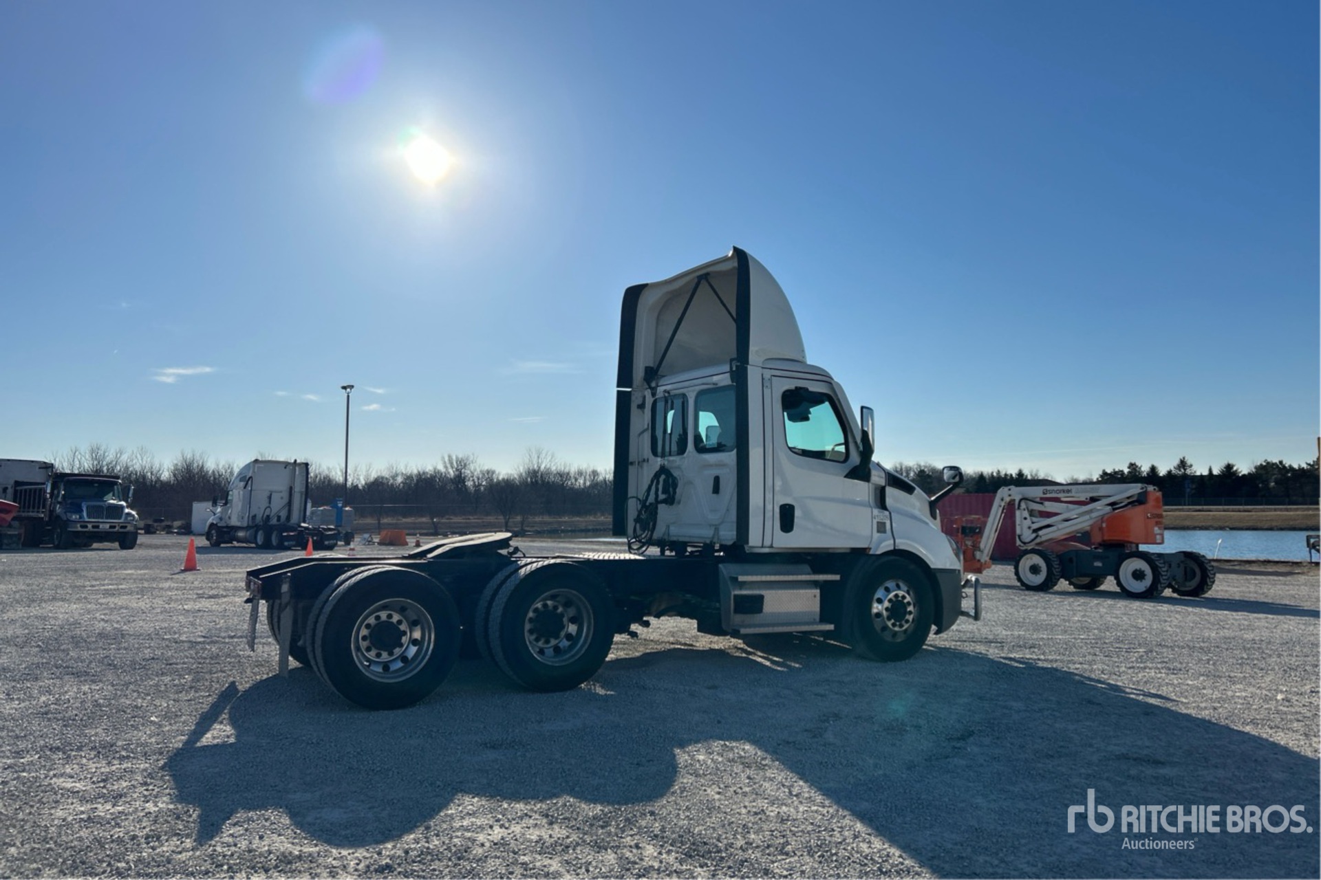 Aspect général with Image, coin arrière droit