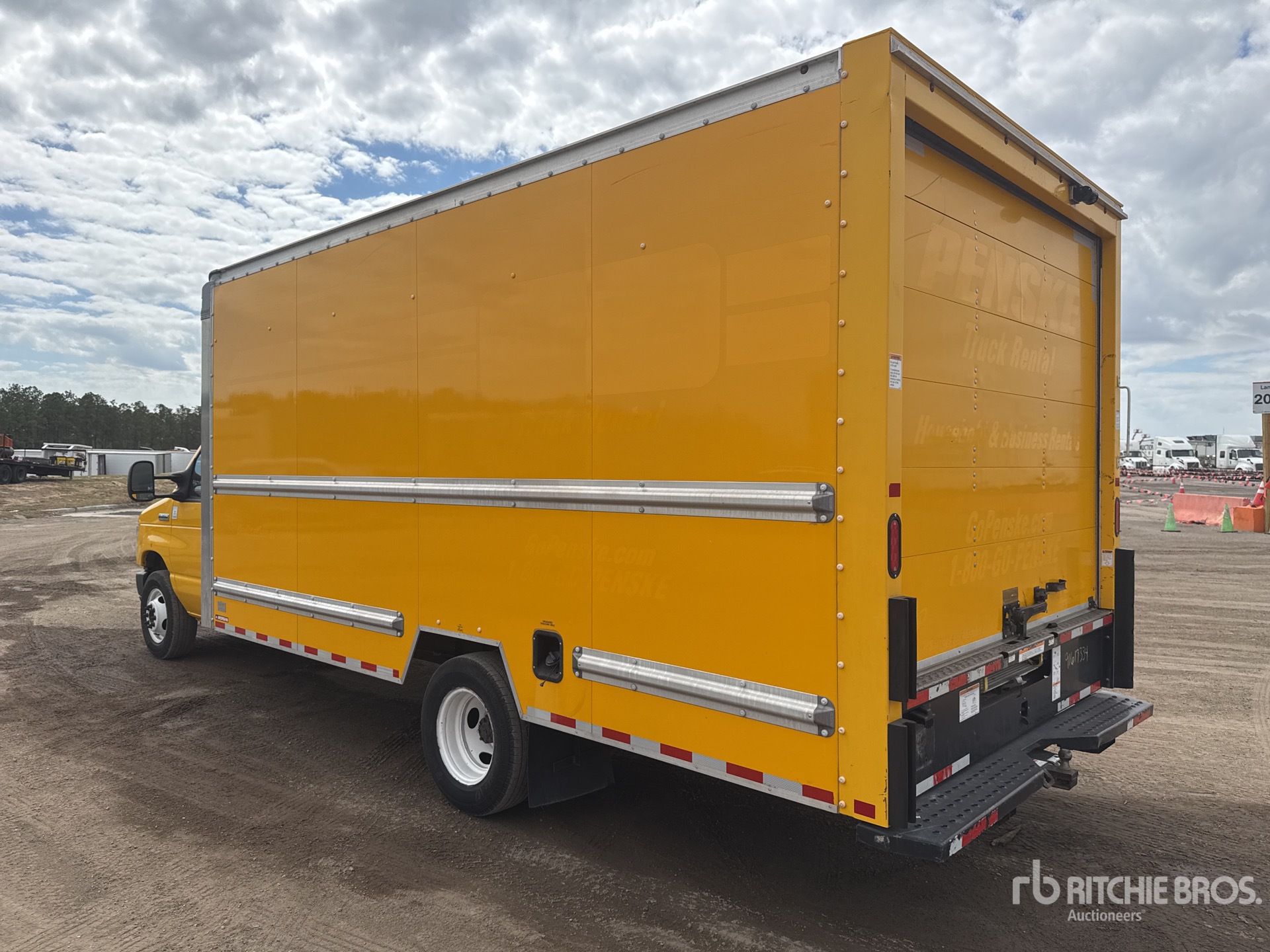 General Appearance with Foto, angolo posteriore sinistro