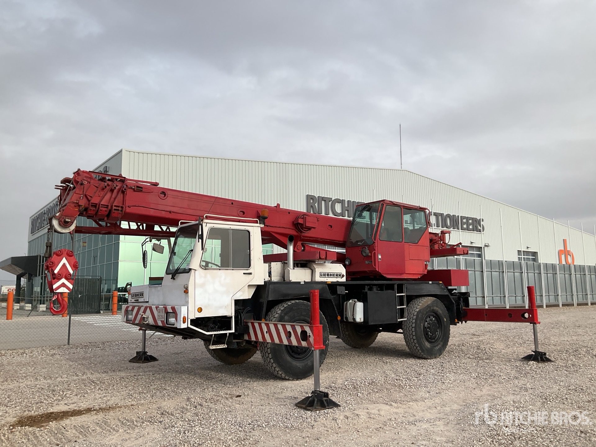 General Appearance with Foto, angolo anteriore sinistro