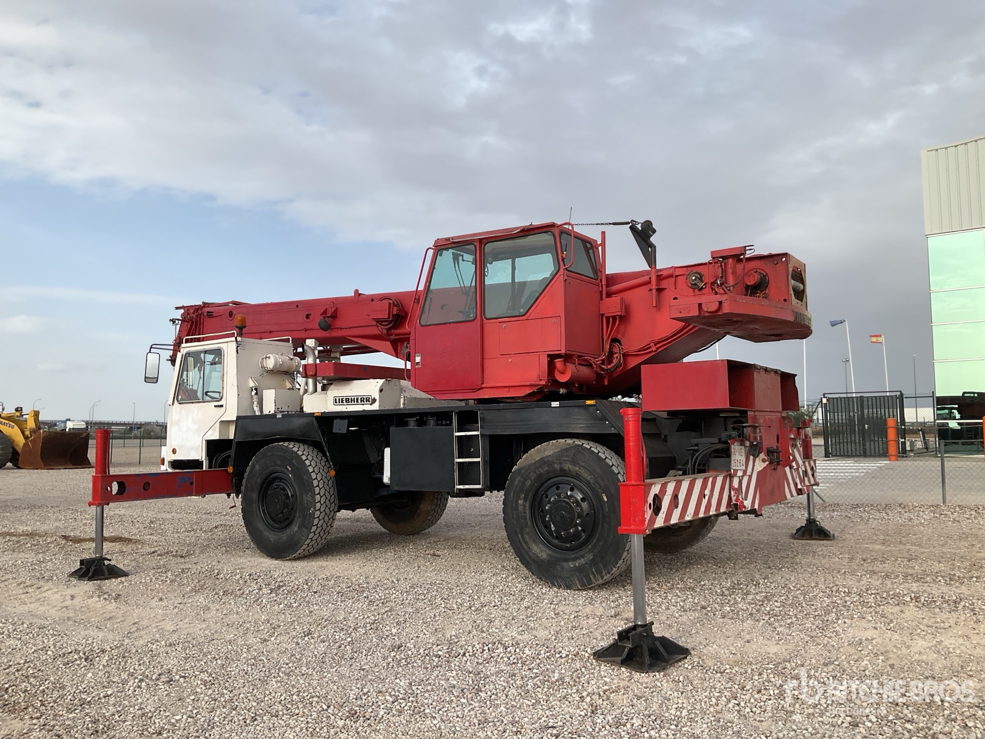 General Appearance with Foto, angolo posteriore sinistro