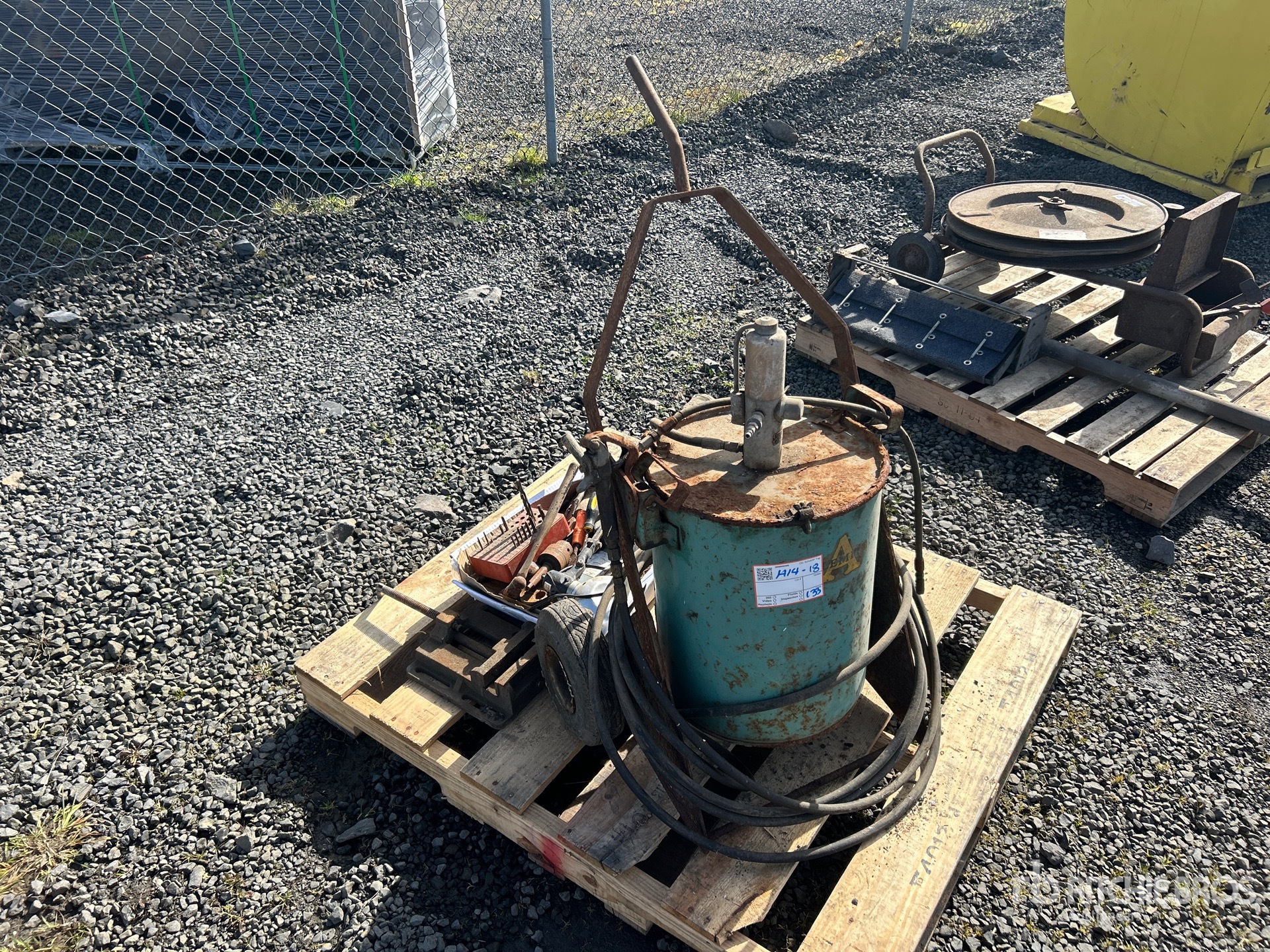 General Appearance with Bild, Ecke vorne links