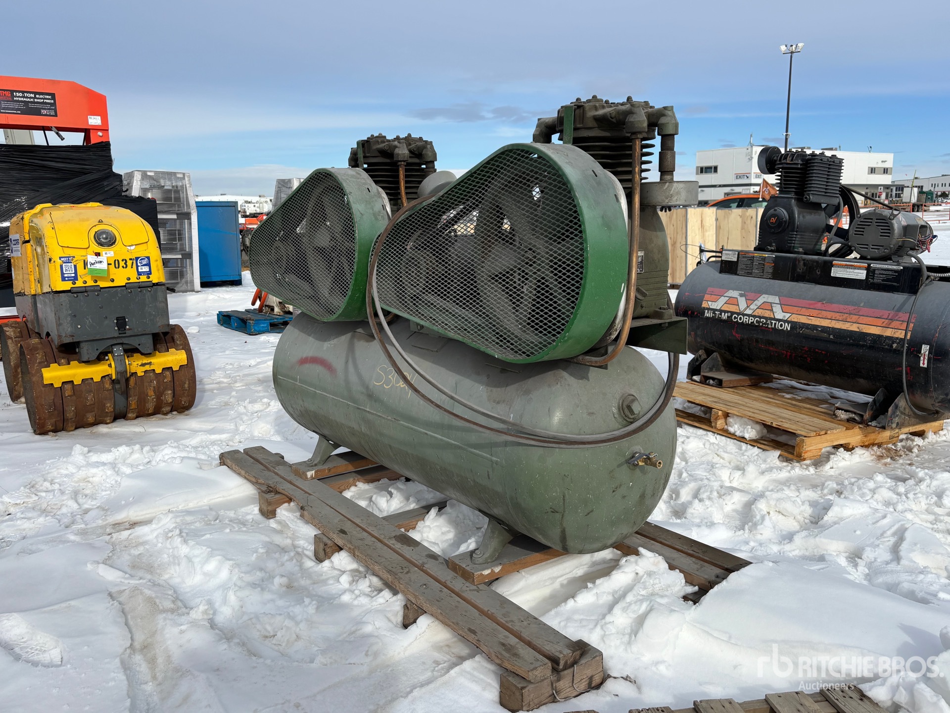 General Appearance with Foto, angolo anteriore sinistro