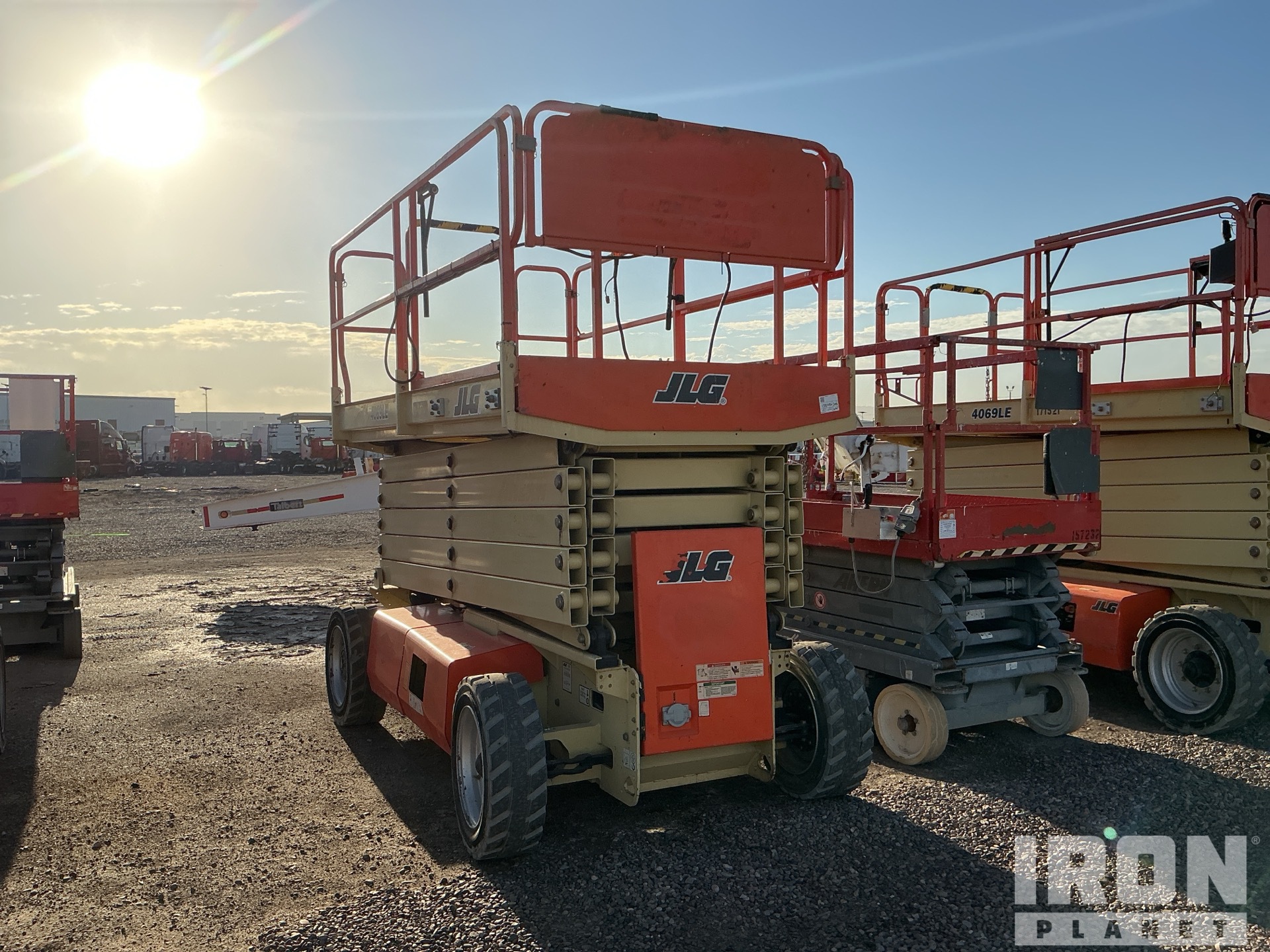 General Appearance - Scissor Lift* with Picture, Right Front Corner
