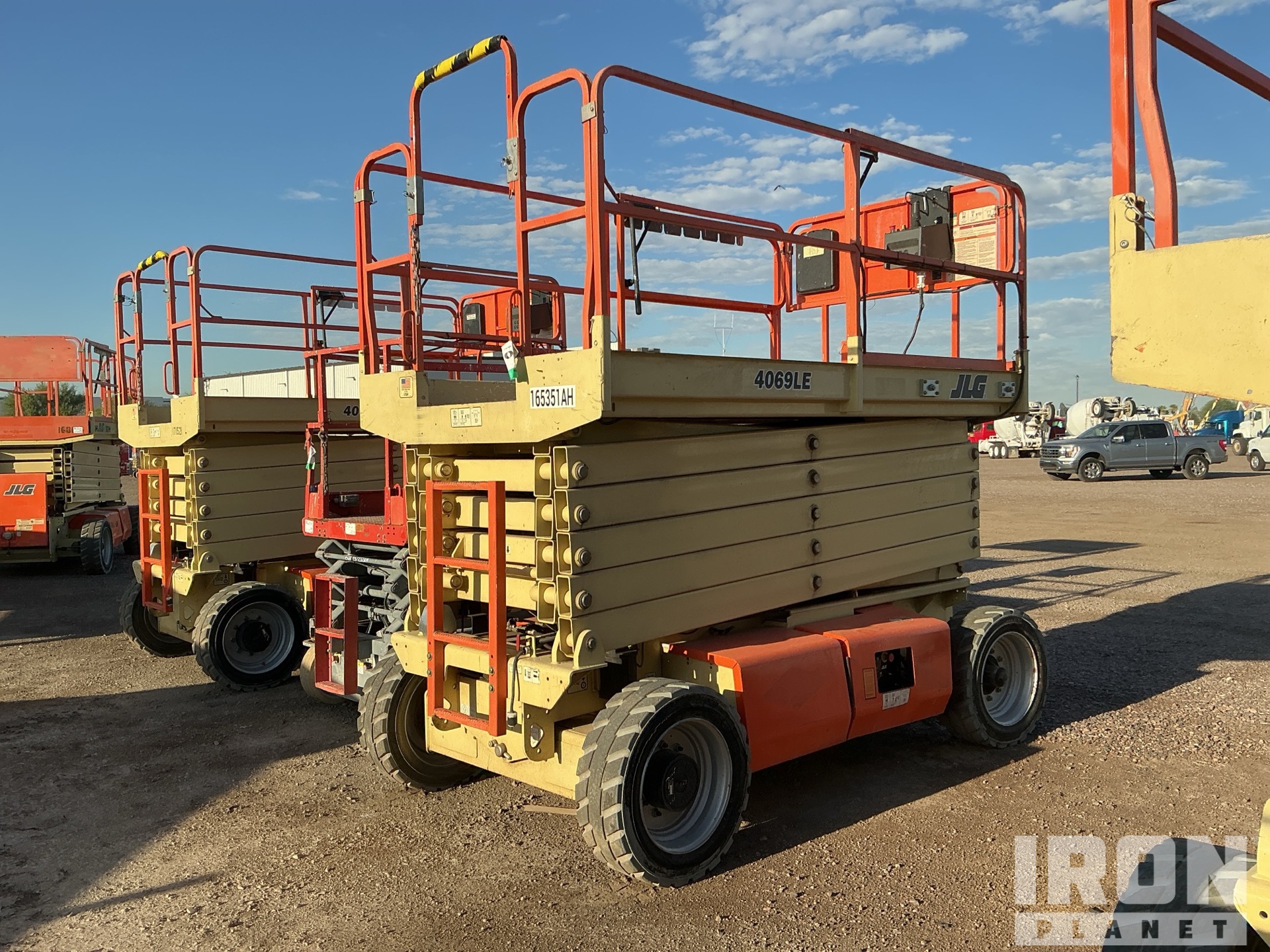 General Appearance - Scissor Lift* with Picture, Right Rear Corner