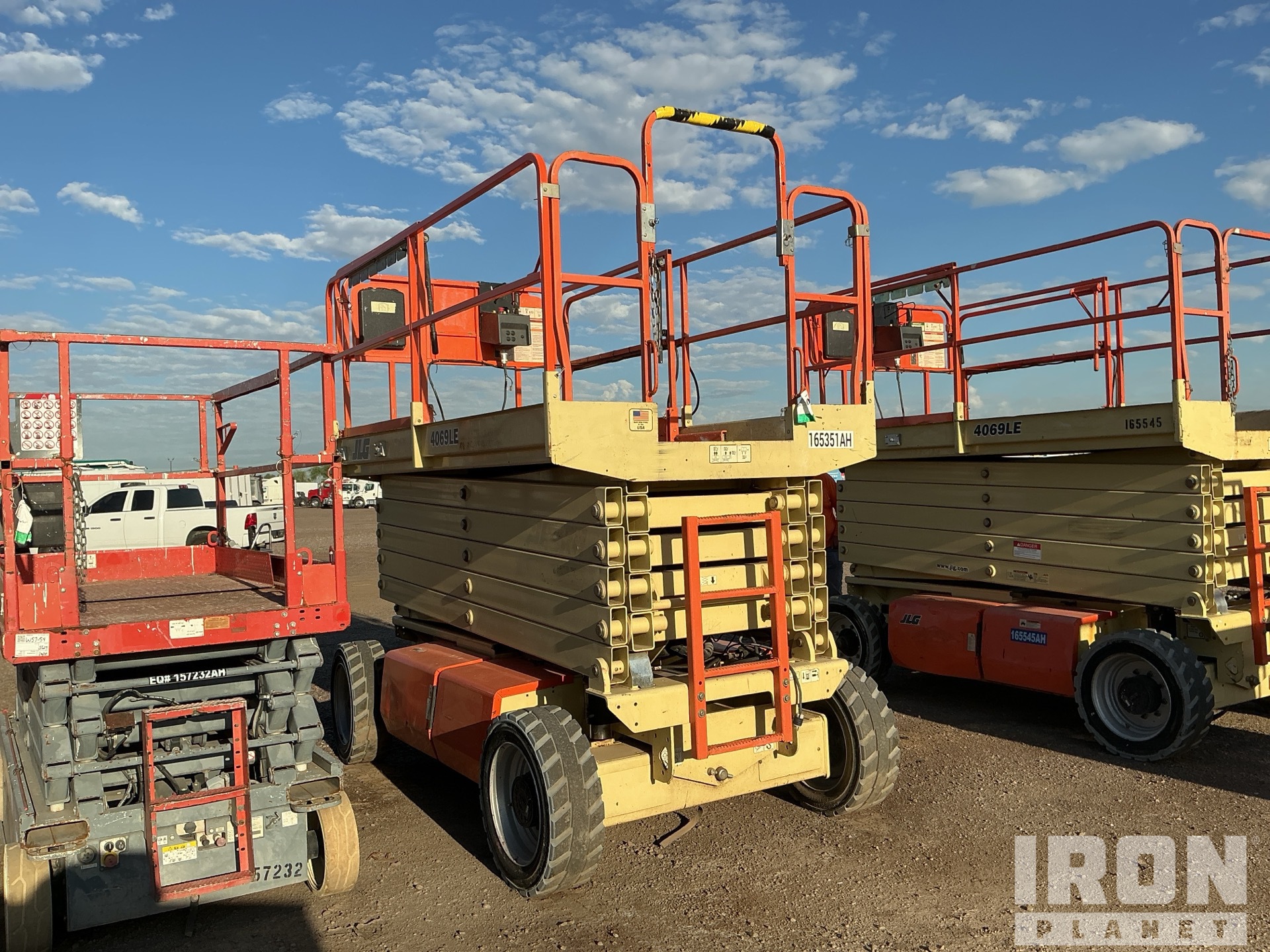 General Appearance - Scissor Lift* with Picture, Left Rear Corner