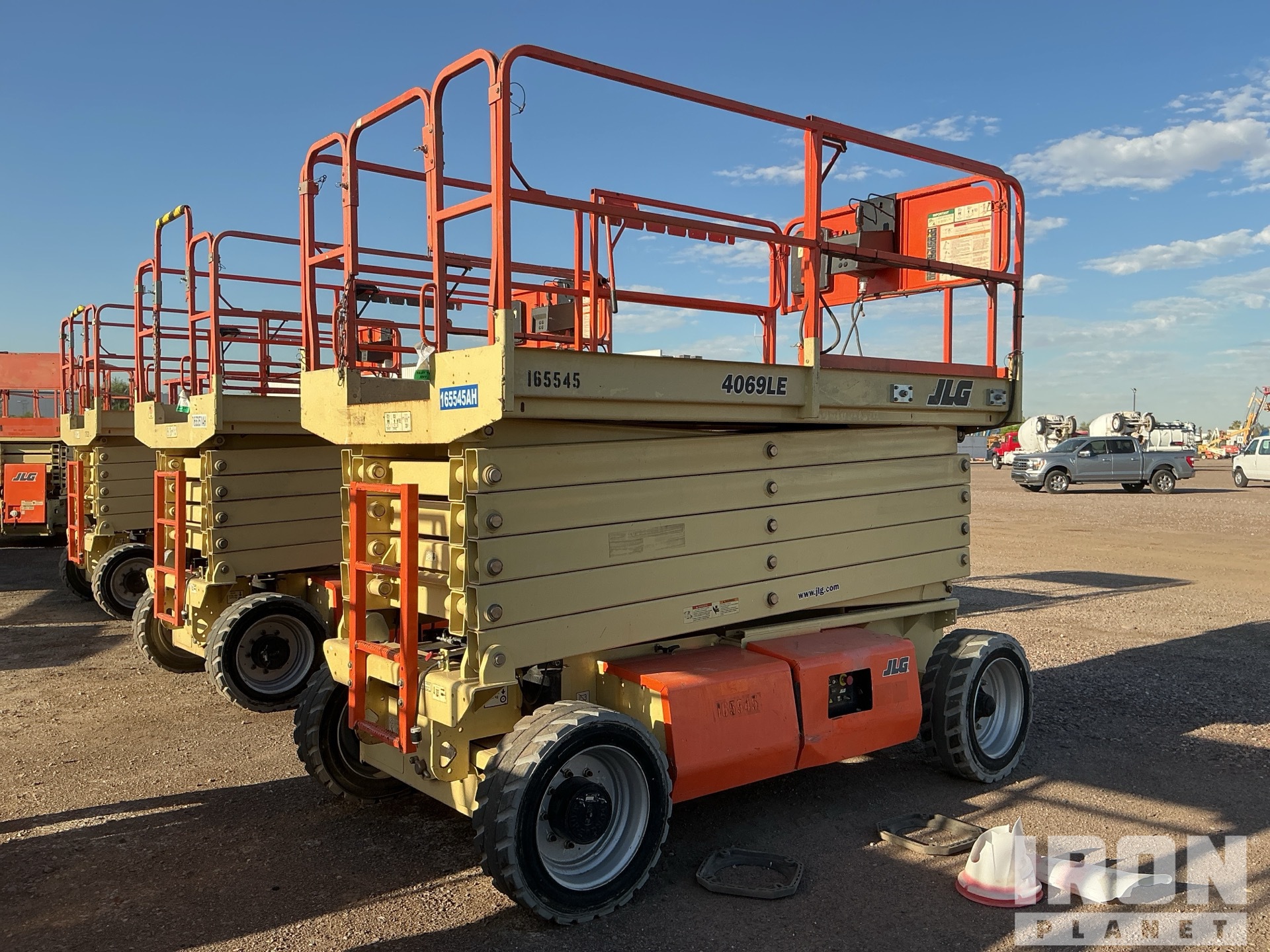 General Appearance - Scissor Lift* with Picture, Right Rear Corner