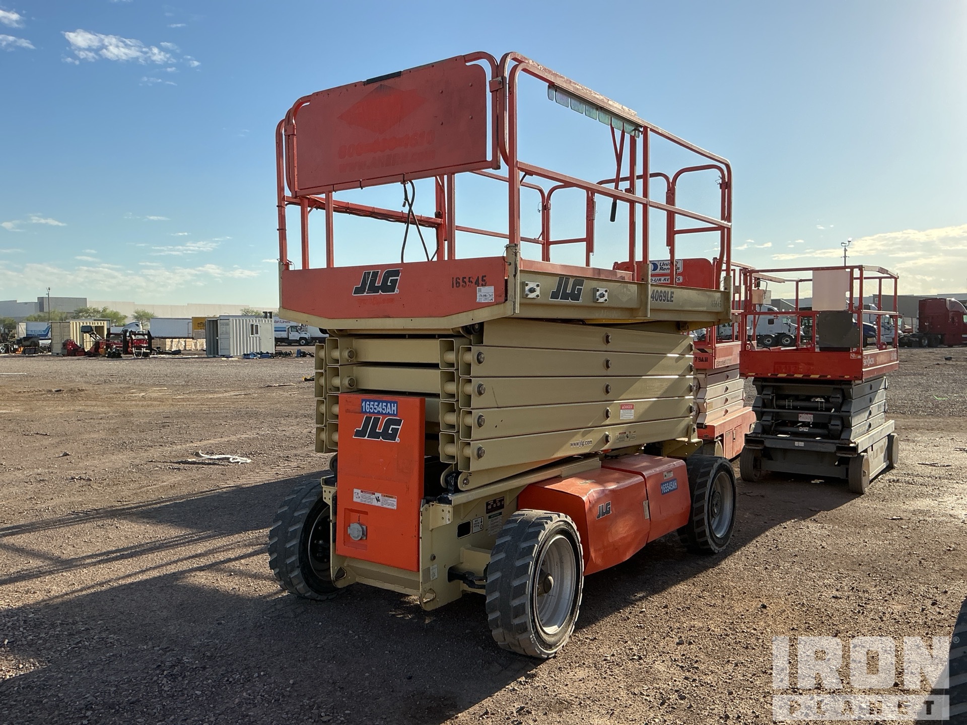 General Appearance - Scissor Lift* with Picture, Left Front Corner
