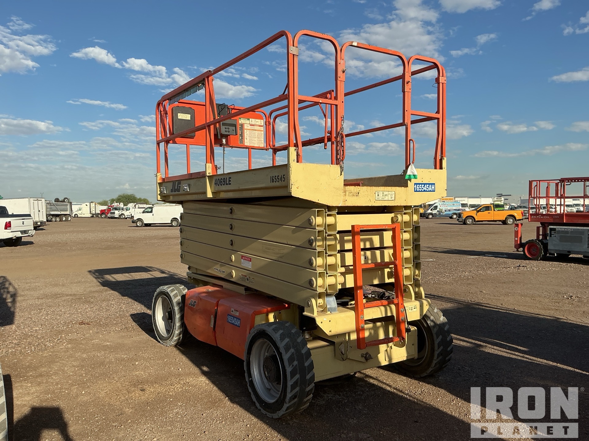 General Appearance - Scissor Lift* with Picture, Left Rear Corner