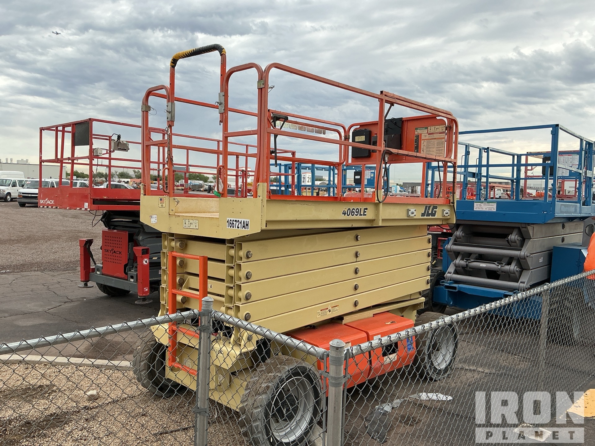 General Appearance - Scissor Lift* with Picture, Right Rear Corner