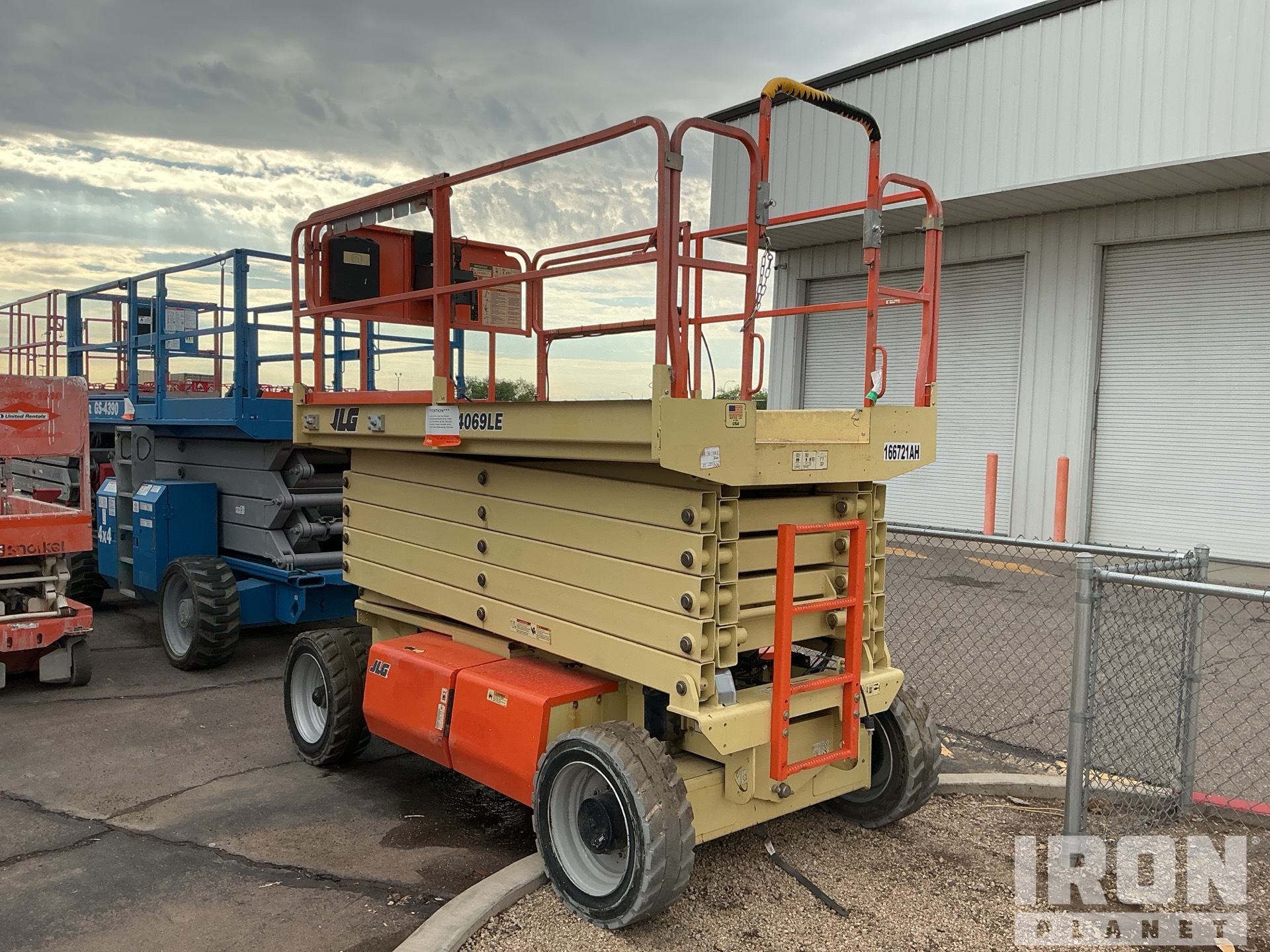 General Appearance - Scissor Lift* with Picture, Left Rear Corner