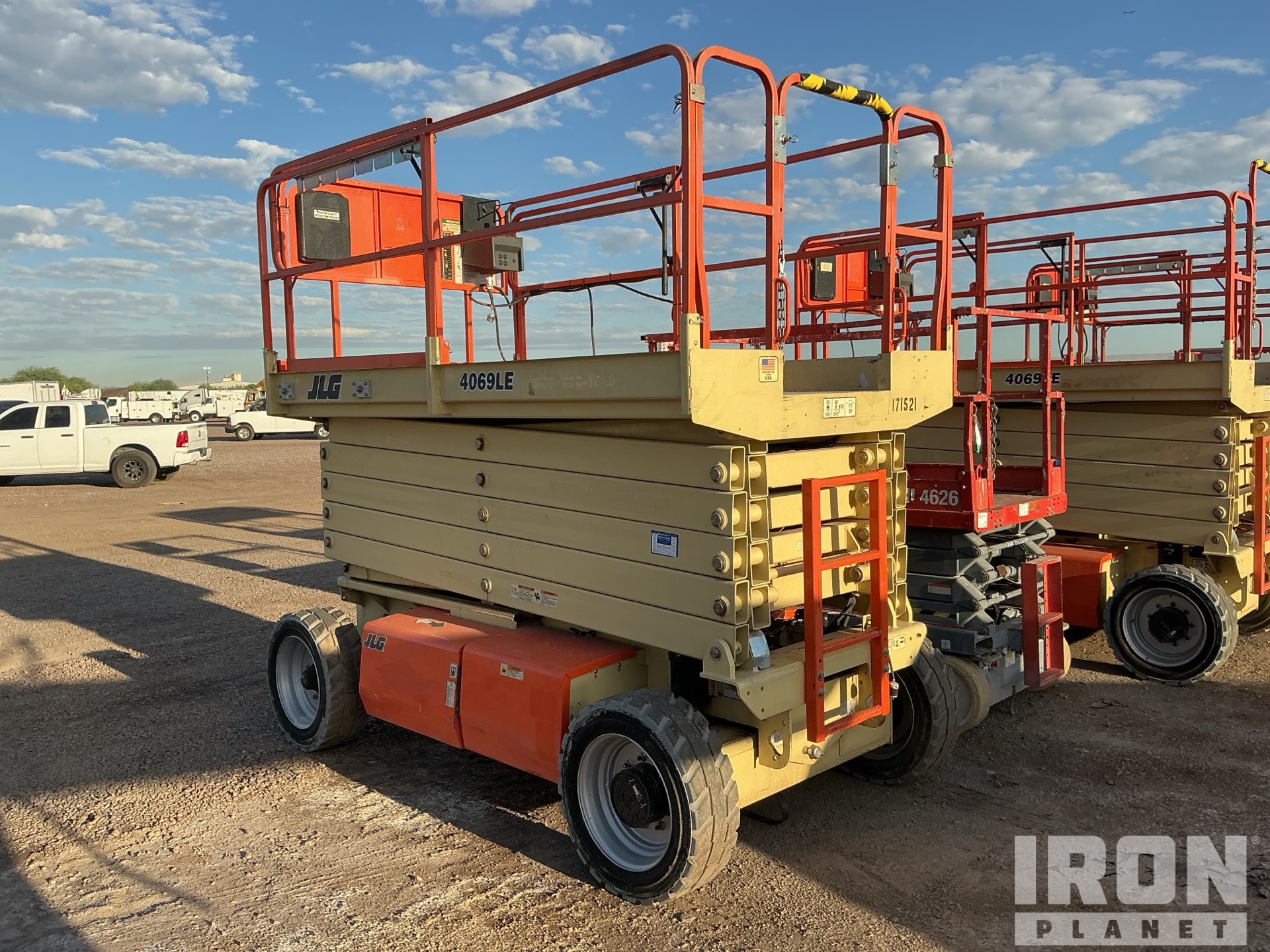 General Appearance - Scissor Lift* with Picture, Left Rear Corner