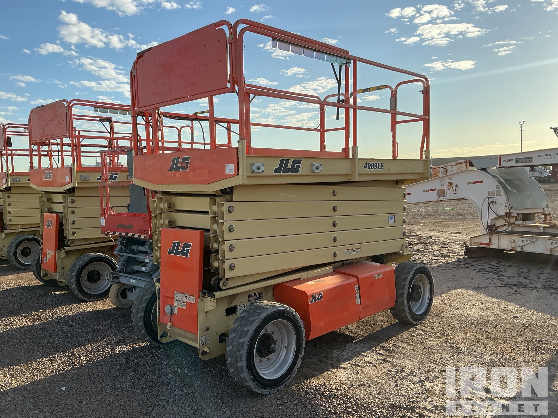 General Appearance - Scissor Lift* with Picture, Left Front Corner