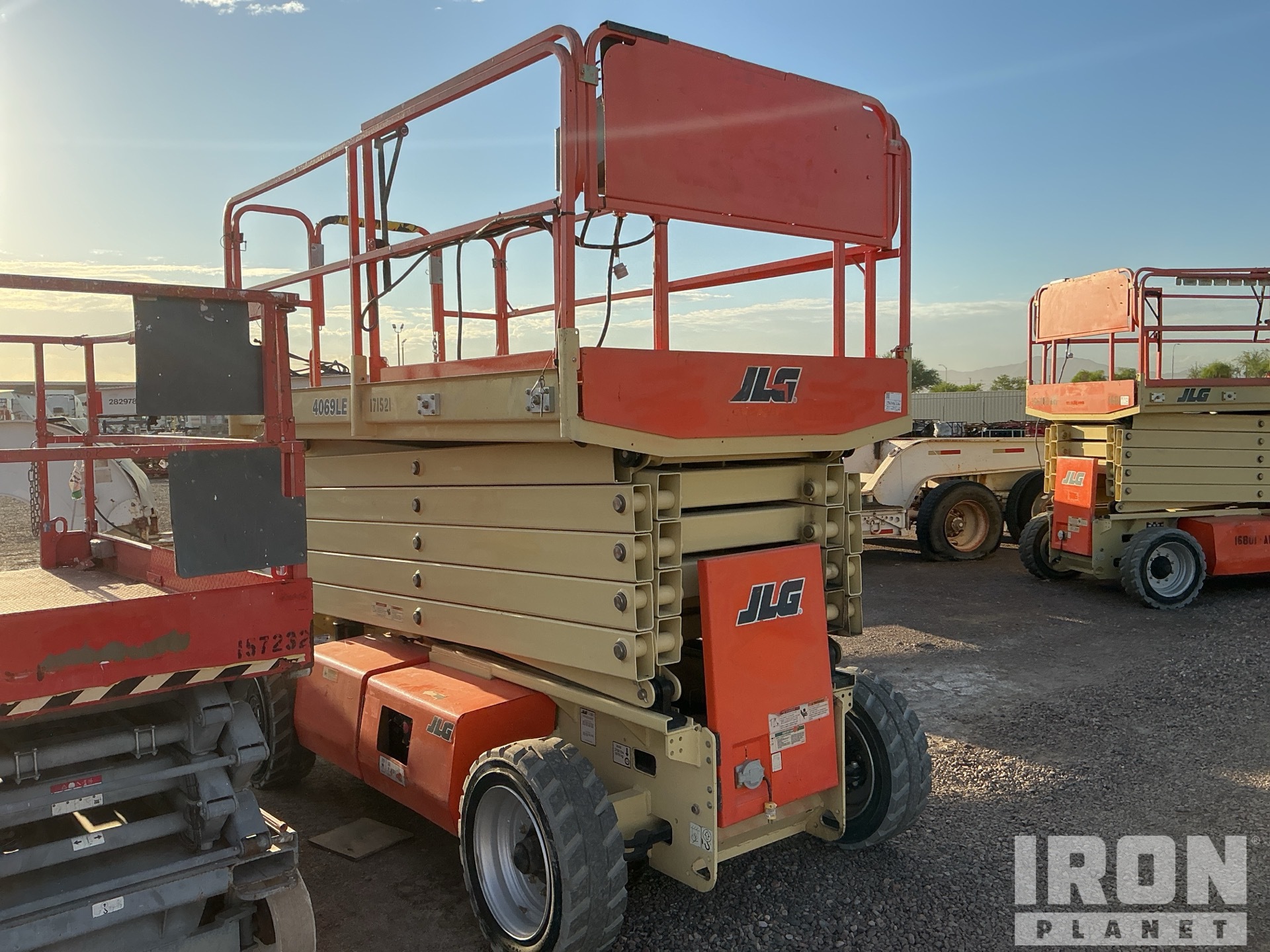 General Appearance - Scissor Lift* with Picture, Right Front Corner