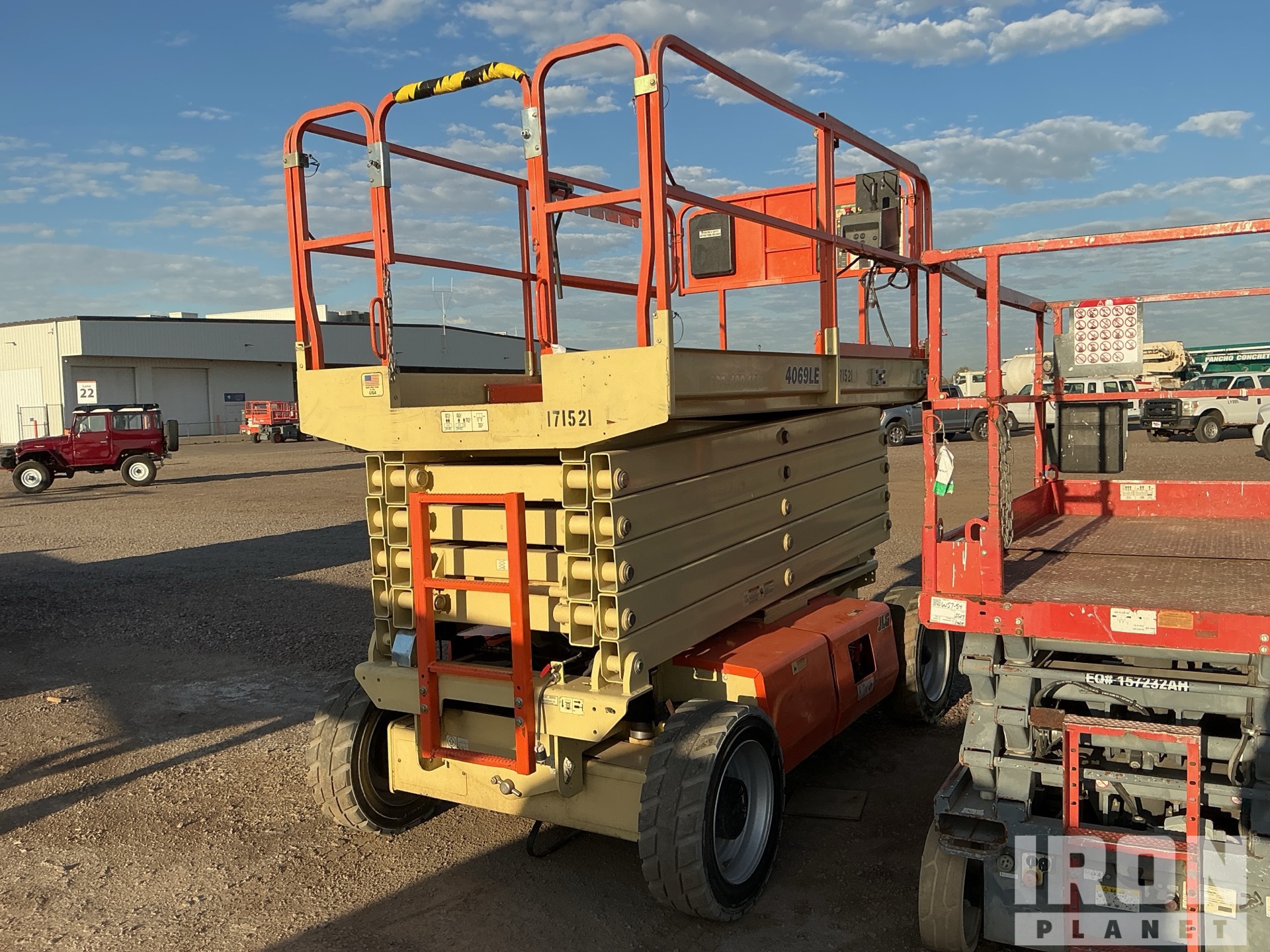 General Appearance - Scissor Lift* with Picture, Right Rear Corner