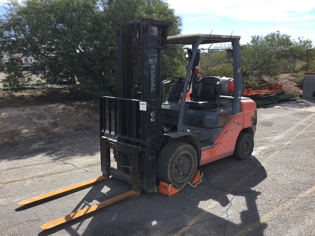 Toyota 8FGU30 5620 lb Forklift
