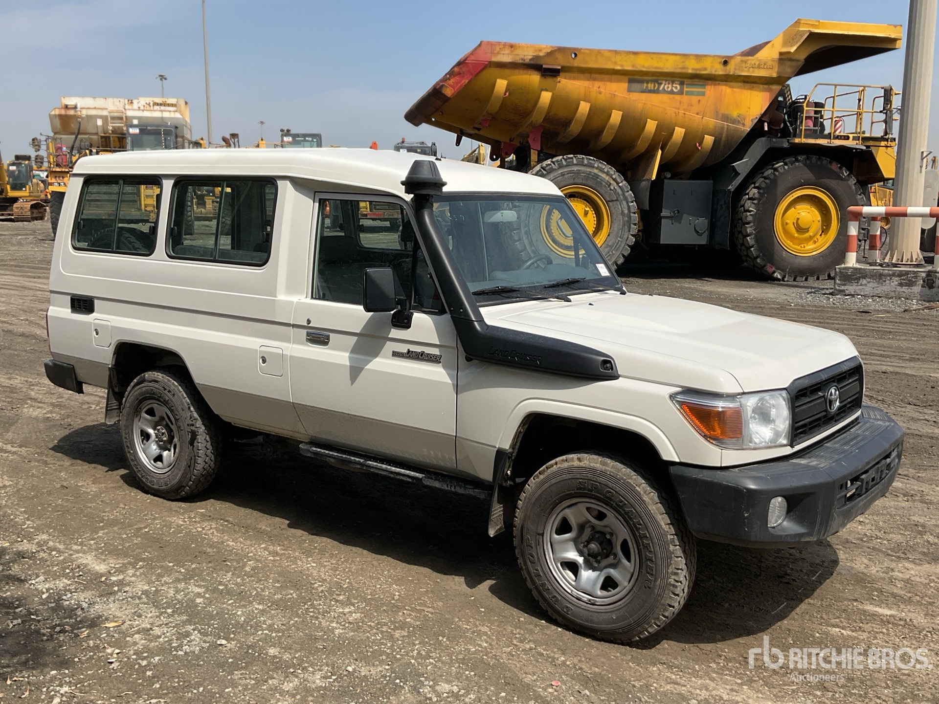 General Appearance with Picture, Right Front Corner