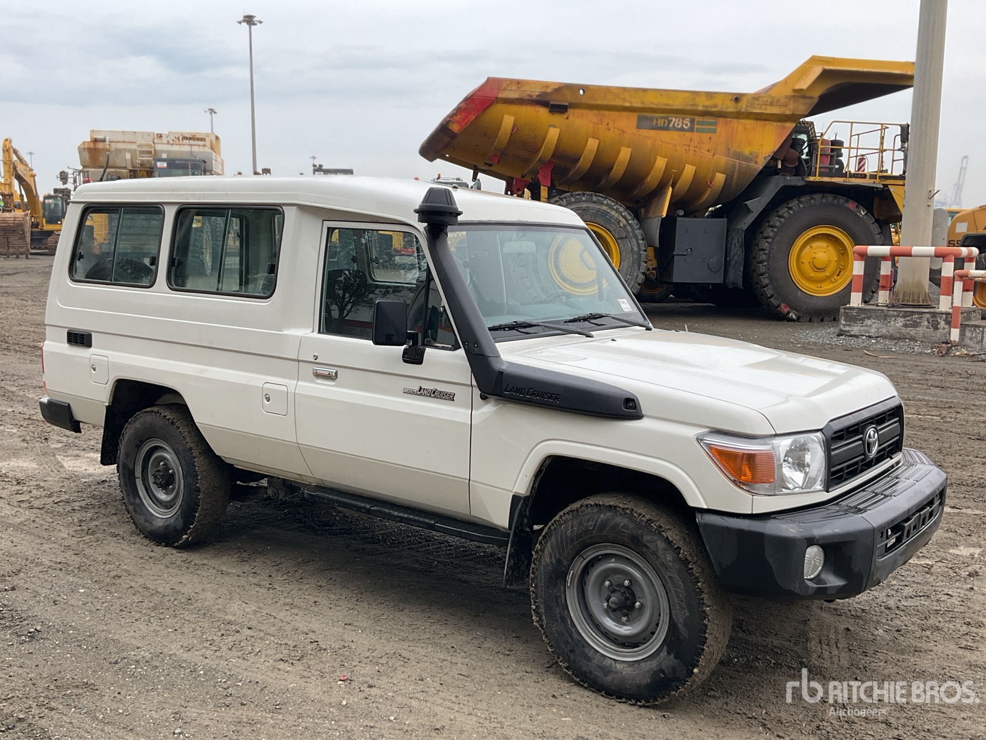 General Appearance with Picture, Right Front Corner