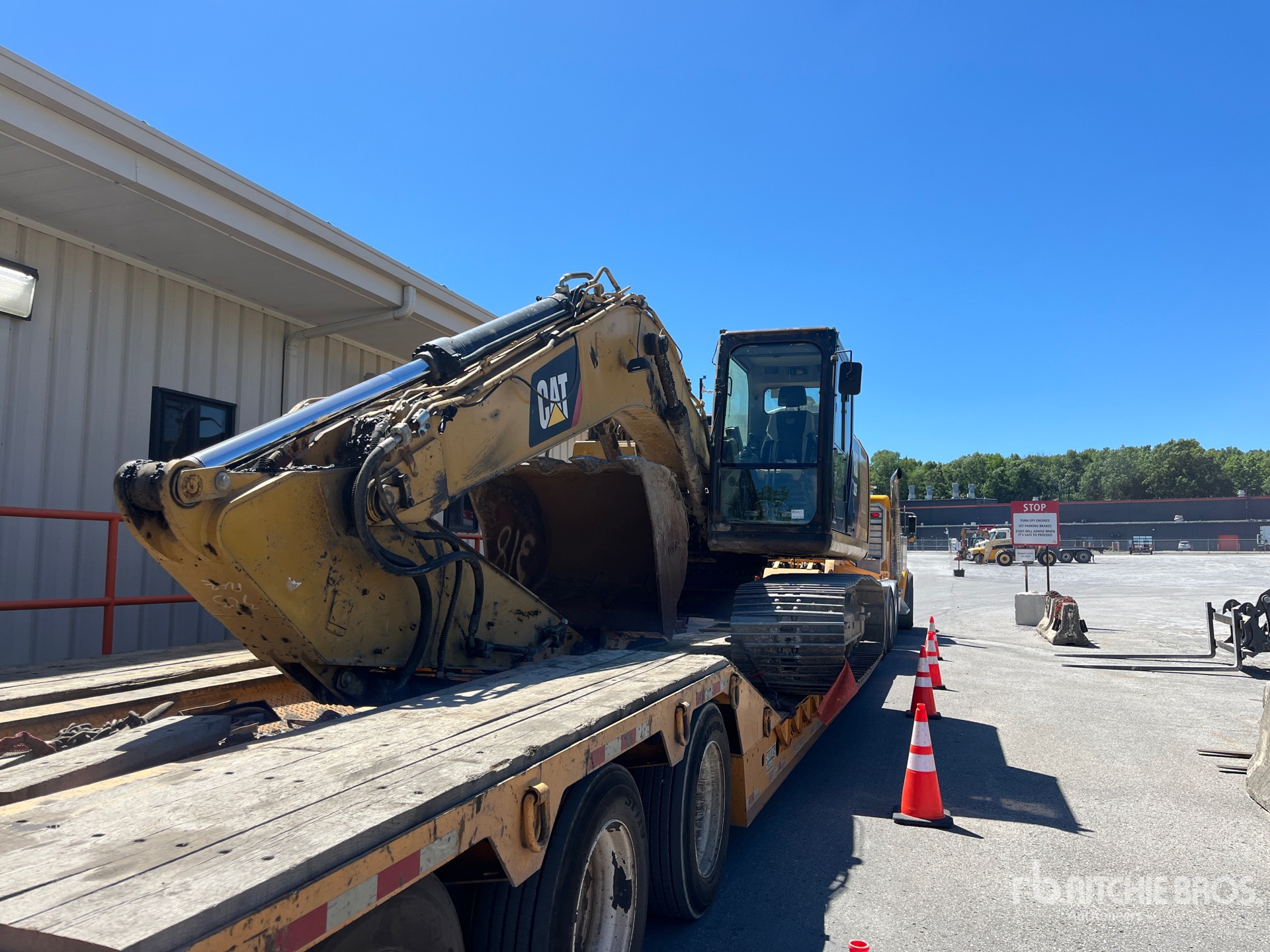 Photo of a 2016 Caterpillar 323