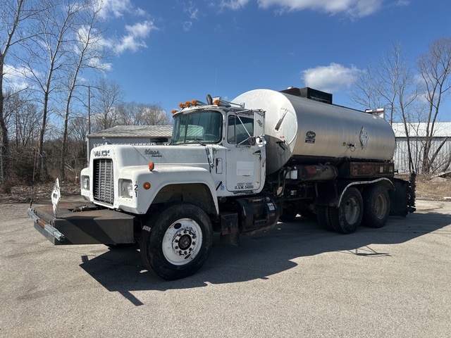 1997 E.D. Etnyre & CO CT-1040 3500 gal on 1990 Mack R686 Econodyme 6x4 Asphalt Distributor Truck