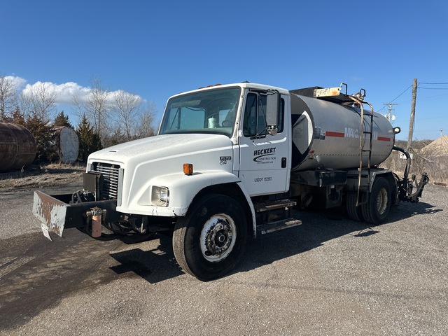 1998 Rosco MAXIMIZER 2000 gal on 1999 Freightliner FL70 4x2 Asphalt Distributor Truck