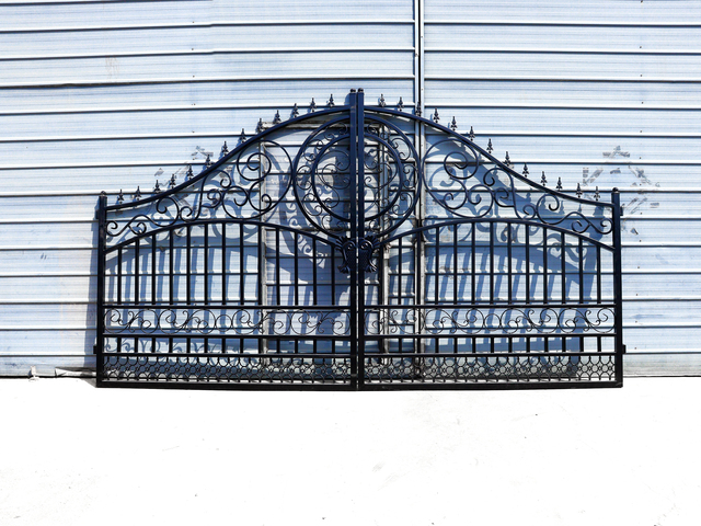 2026 Suihe NG-14Eu-1 14 ft Wrought Iron Bi-Parting Driveway Gate (Unused)