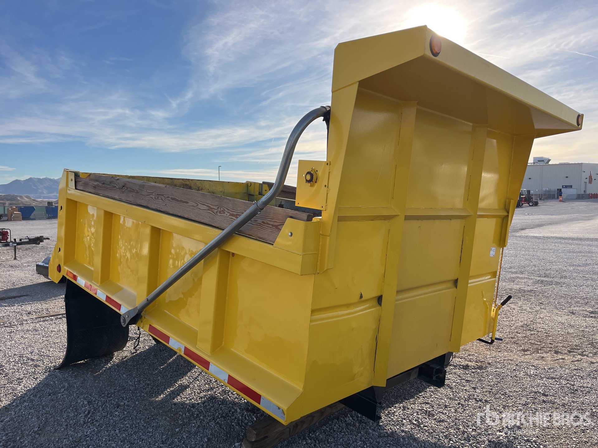 General Appearance with Bild, Ecke vorne rechts