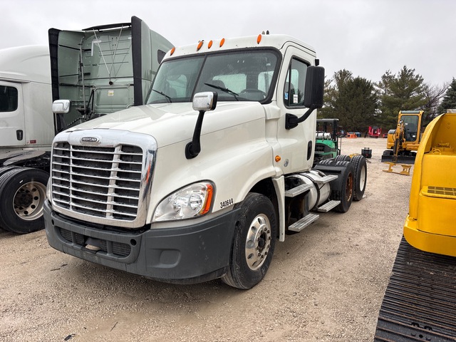2015 Freightliner Cascadia 125 6x4 T/A Day Cab Truck Tractor