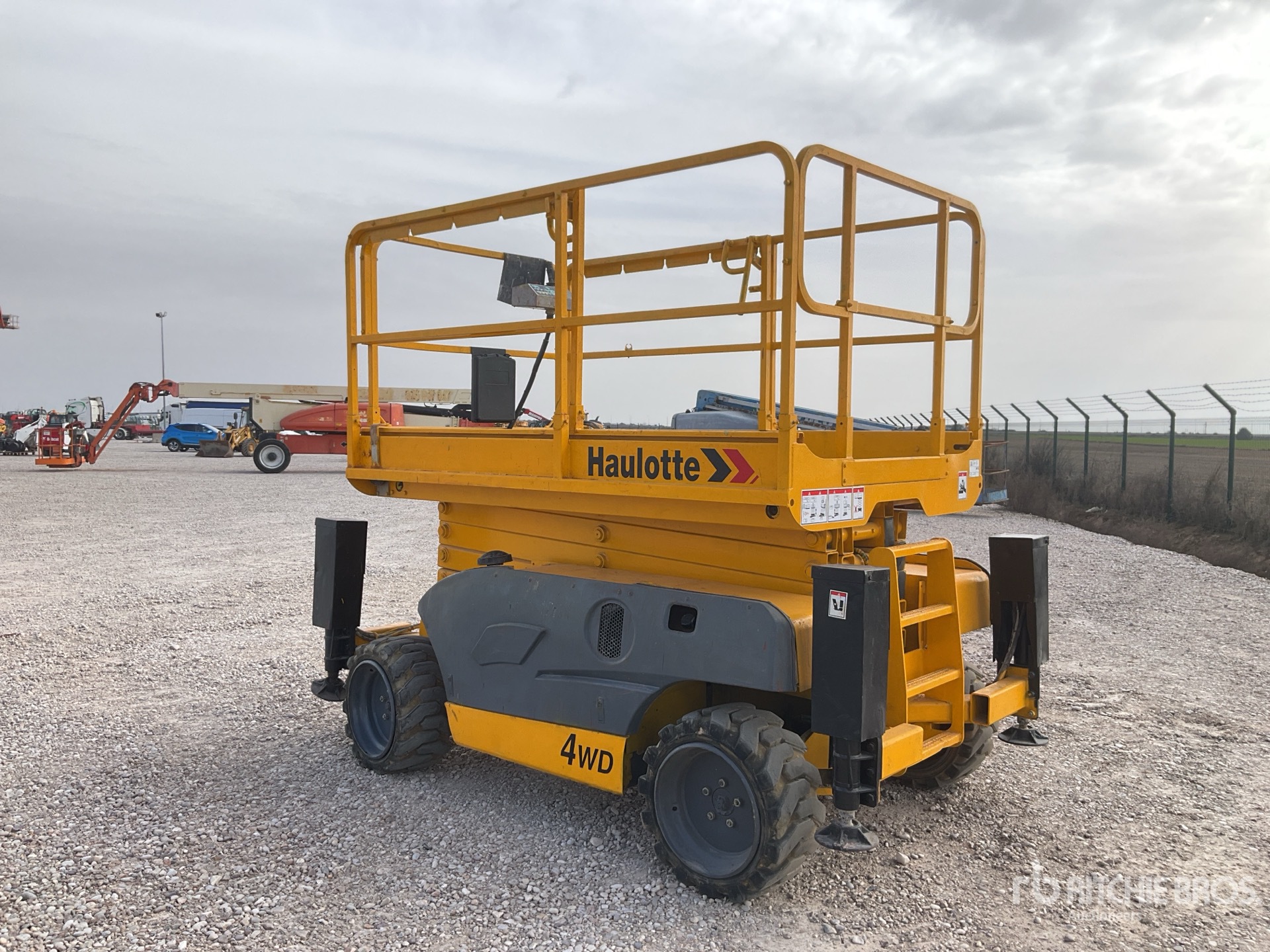 General Appearance with Foto, angolo posteriore sinistro