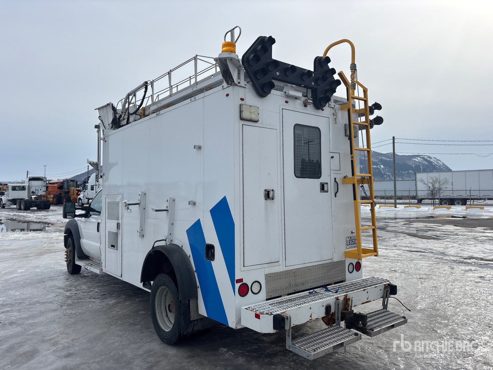 General Appearance with Foto, angolo posteriore sinistro