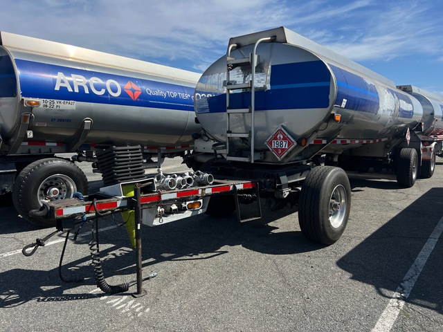 2000 Paramount 5200 gal T/A Turntable Tanker Trailer