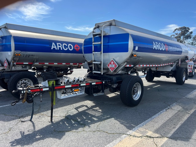 2000 Paramount 5200 gal T/A Turntable Tanker Trailer