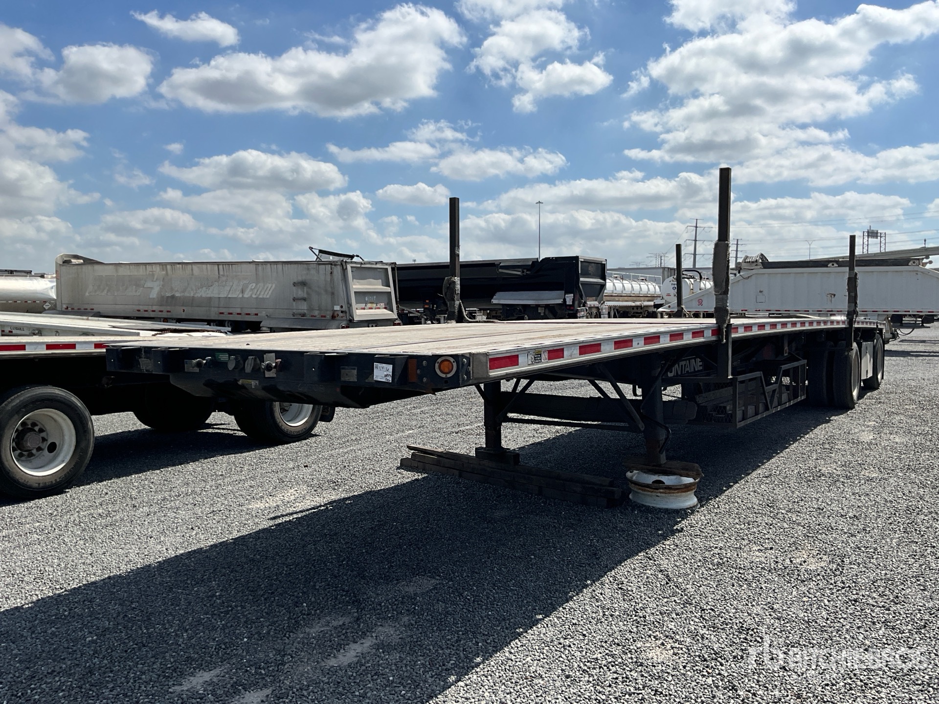 General Appearance with Bild, Ecke vorne links