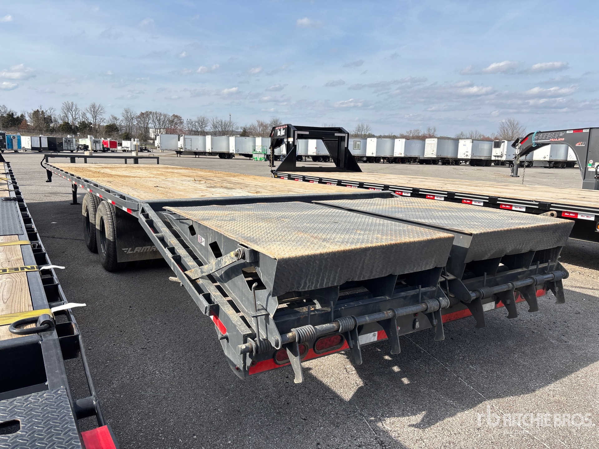 General Appearance with Foto, angolo posteriore sinistro