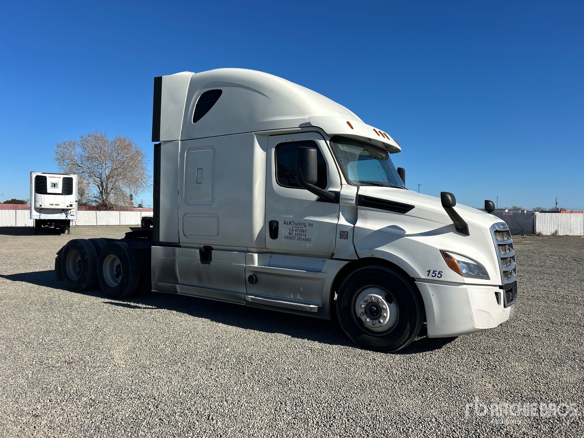 Aspect général with Image, coin avant droit