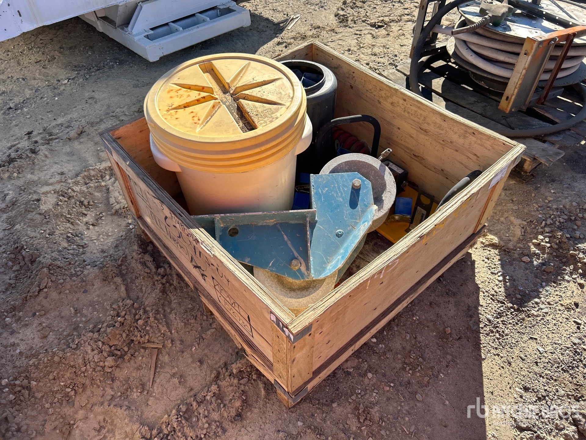 General Appearance with Bild, Ecke vorne rechts