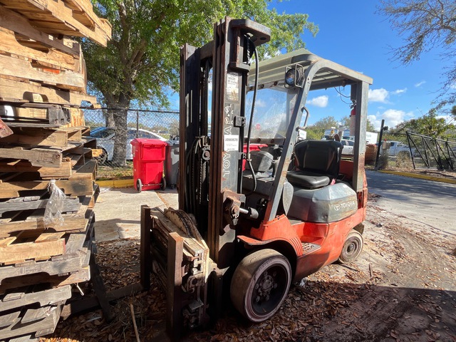 Toyota 7FGCU20 2700 lb Cushion Tire Bale Clamp w Forks Forklift (Inoperable) Toyota 7FGCU20 2700 lb Cushion Tire Bale Clamp w Forks Forklift (Inoperable)