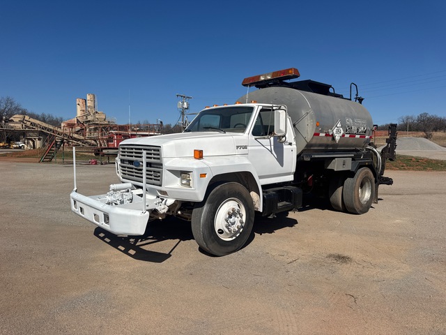 Bearcat 1050 gal on 1992 Ford 700 4x2 Asphalt Distributor Truck