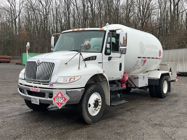 2009 International 4400 3200 L 4x2 Tanker Truck