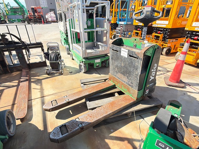2023 Yale MPB045VG 4510 lb Pallet Jack (Inoperable)