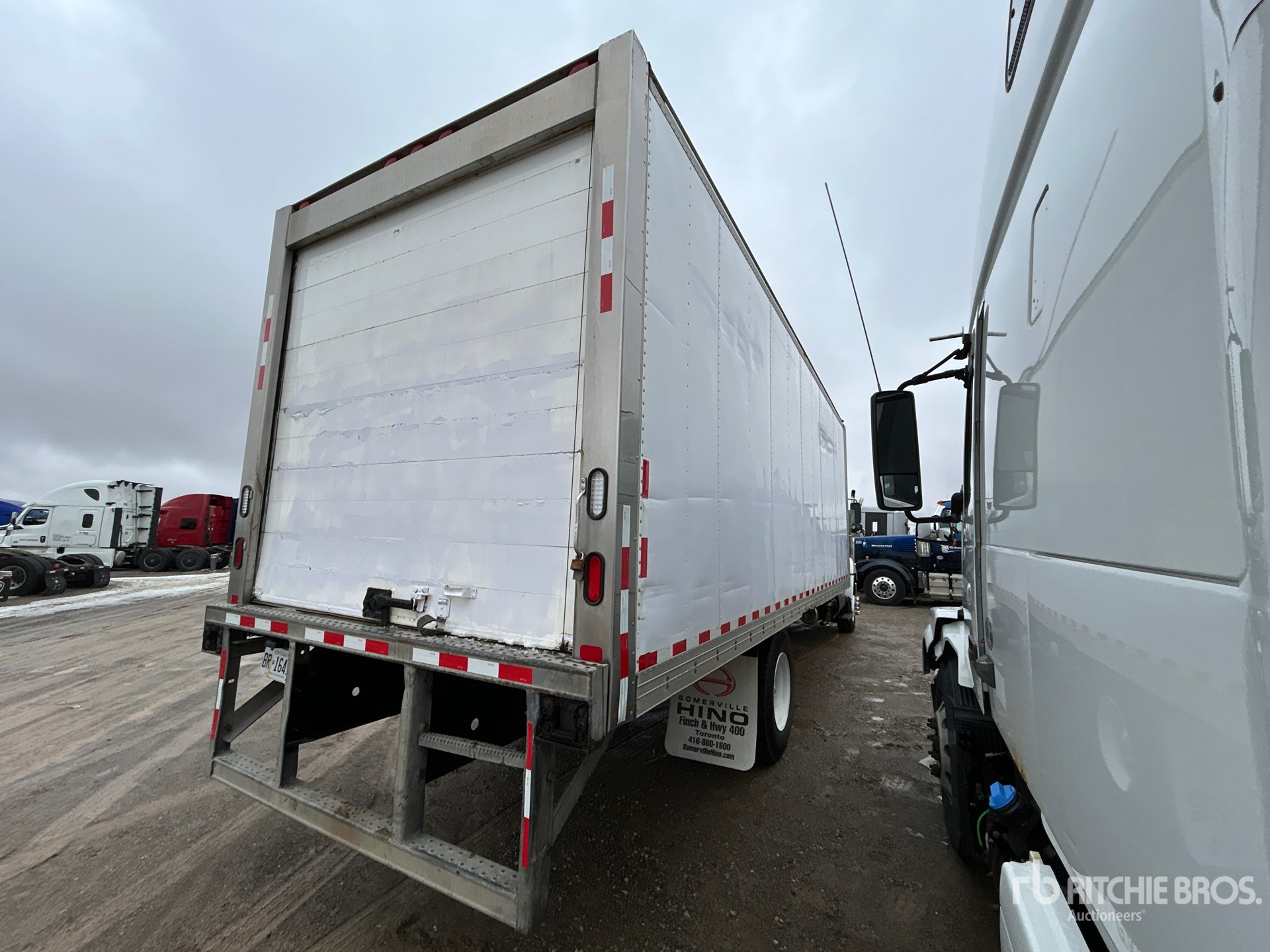 Aspect général with Image, coin arrière droit