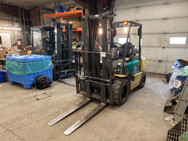 2011 Komatsu 4650 lb  Pneumatic Tire Forklift