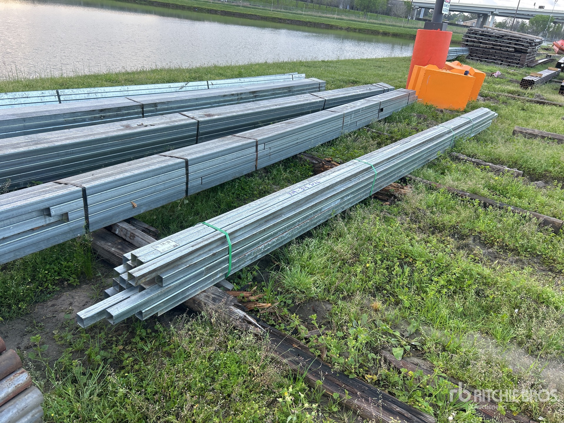 Aspect général with Image, coin arrière gauche