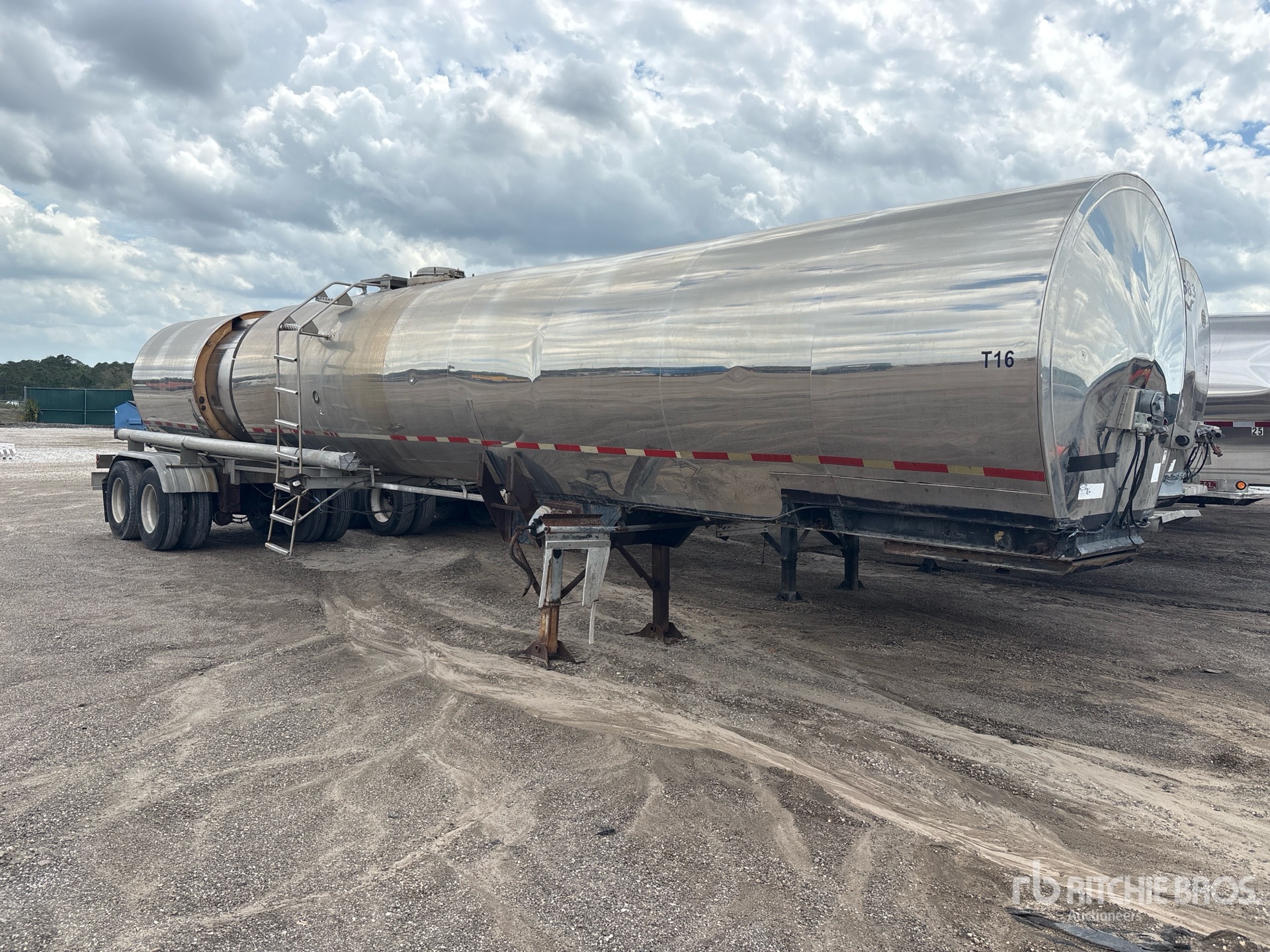 General Appearance with Bild, Ecke vorne rechts