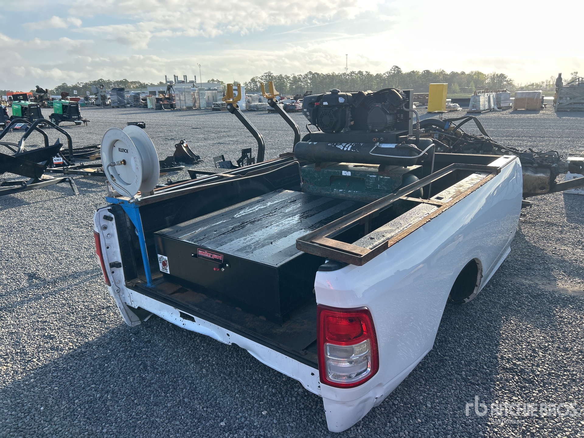 General Appearance with Foto, angolo posteriore sinistro