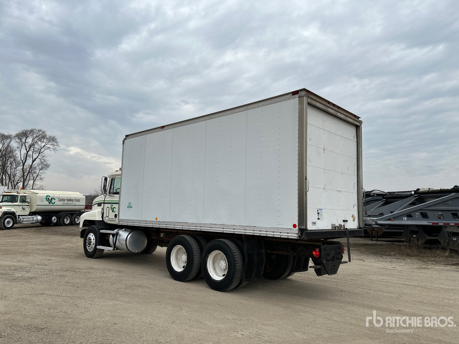 General Appearance with Foto, angolo posteriore sinistro