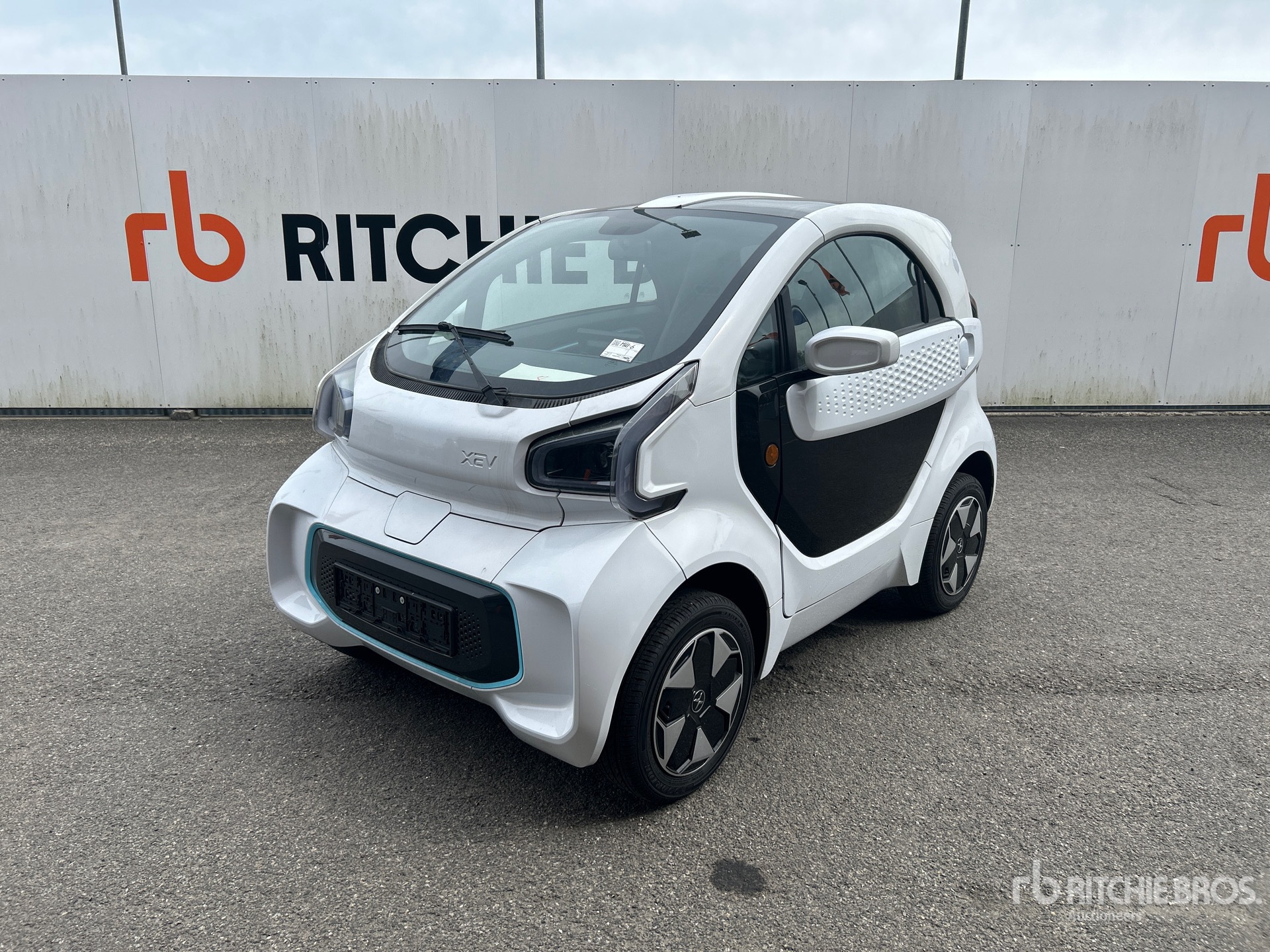 General Appearance with Picture, Left Front Corner