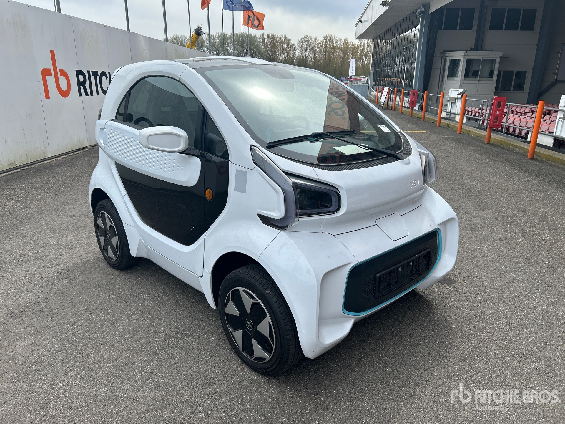 General Appearance with Picture, Right Front Corner