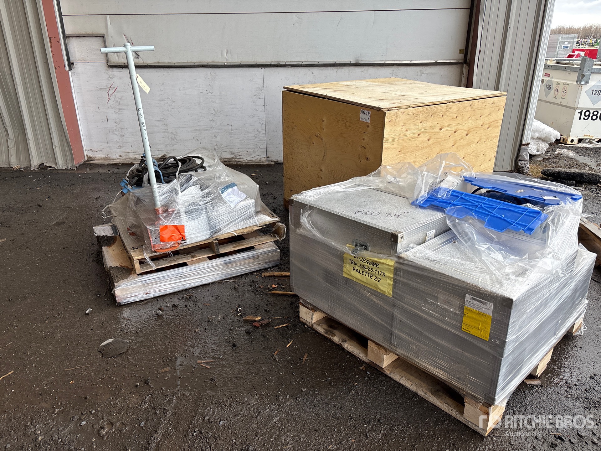 General Appearance with Bild, Ecke vorne links