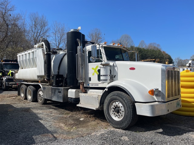 2013 Peterbilt 367 8x4 Vacuum Tanker Truck