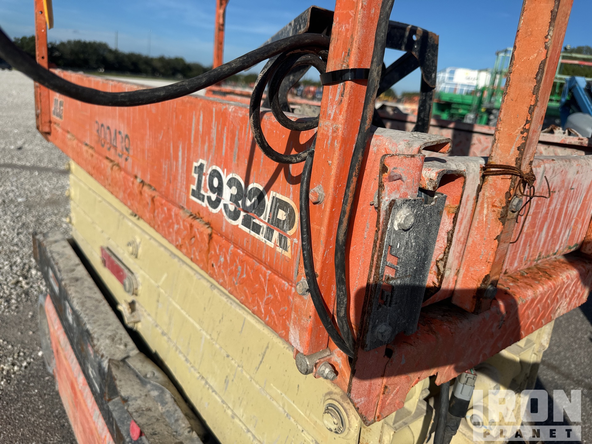 2017 JLG 1932R